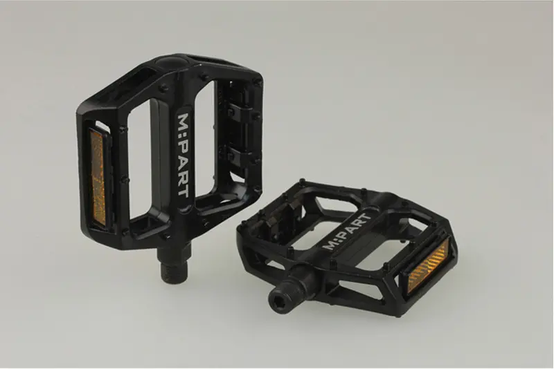 Aluminum Flat Pedals with Fixed Pins – 9/16″ Thread, Loose-Bearing Construction